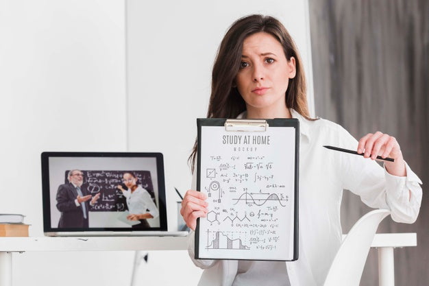 Free Medium Shot Woman Holding Clipboard Psd