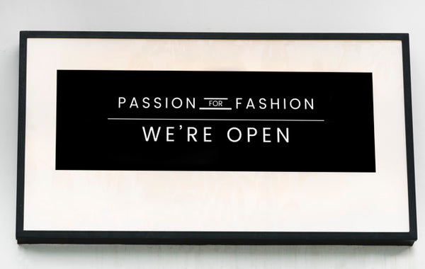Free Minimal Sign Mockup For A Fashion Boutique Psd