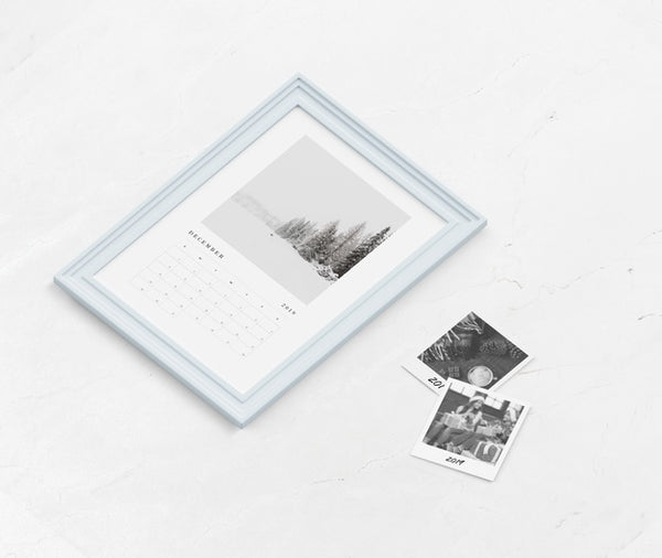 Free Mock-Up Calendar In Painting Frame Psd