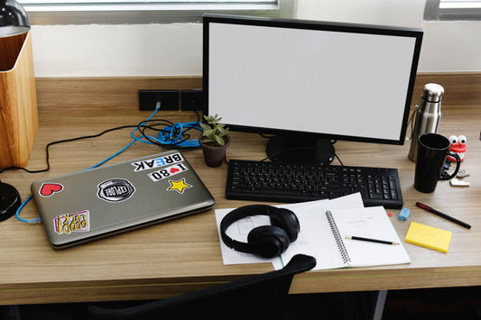 Free Mockup Computer At Office Psd