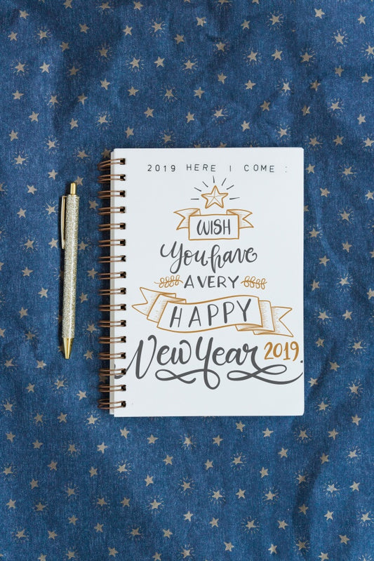 Free Notebook Mockup With New Year Concept Psd