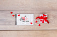 Free Notepad Mockup Next To Gift Box For Valentine Psd