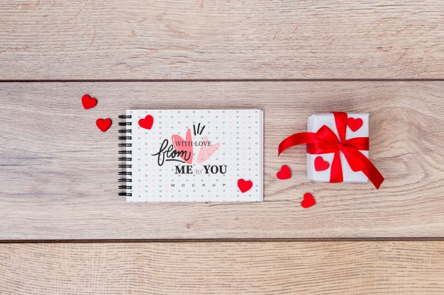 Free Notepad Mockup Next To Gift Box For Valentine Psd
