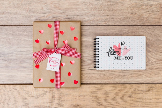 Free Notepad Mockup Next To Gift Box For Valentine Psd