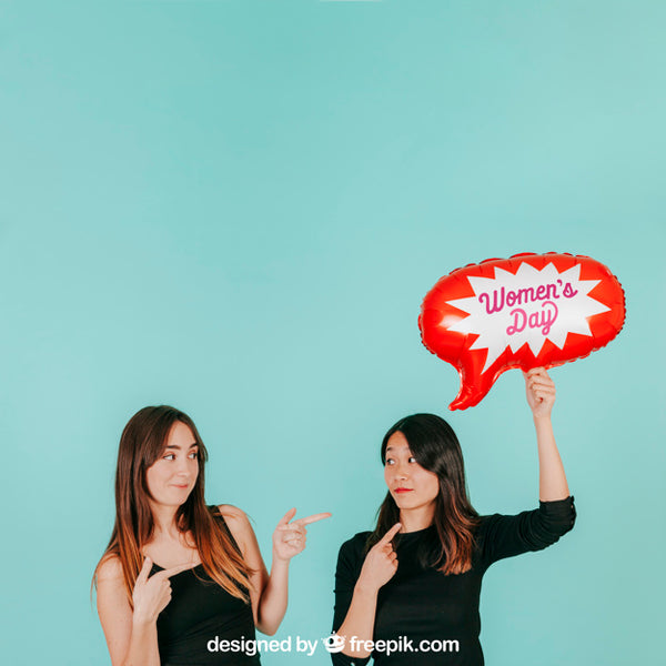 Free Pointing Women With Speech Balloon Mockup Psd