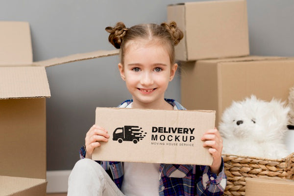 Free Portrait Of Happy Young Girl Holding Mock-Up Sign Psd