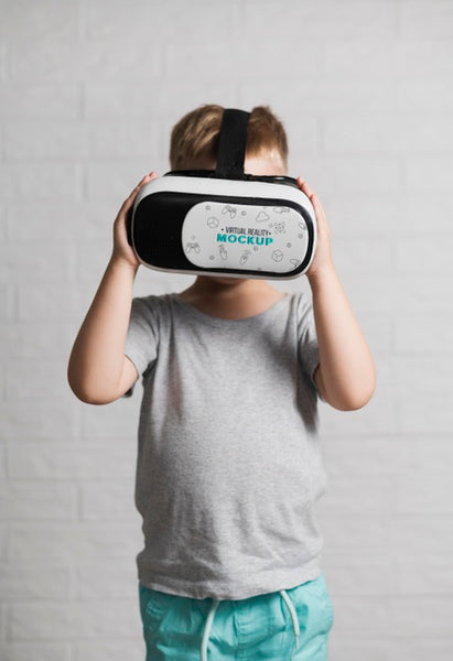 Free Portrait Of Young Boy Trying Virtual Reality Psd