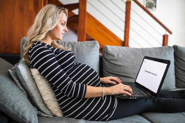Free Pregnant Woman On Couch Using Computer Psd