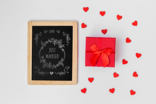 Free Slate Mockup Next To Gift Box For Valentine Psd