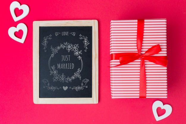 Free Slate Mockup Next To Gift Box For Valentine Psd