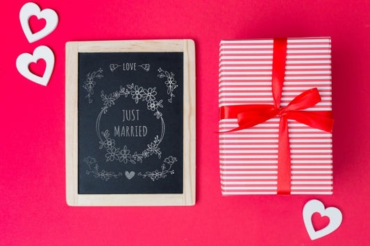 Free Slate Mockup Next To Gift Box For Valentine Psd