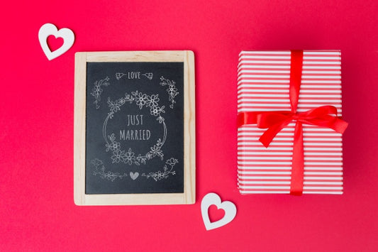 Free Slate Mockup Next To Gift Box For Valentine Psd