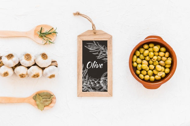Free Slate Mockup With Olive Oil Concept Psd
