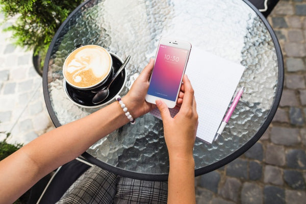 Free Smartphone Mockup On Table With Cappuchino Psd