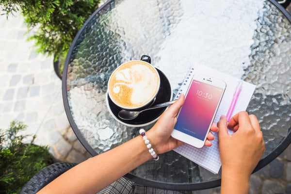 Free Smartphone Mockup On Table With Cappuchino Psd