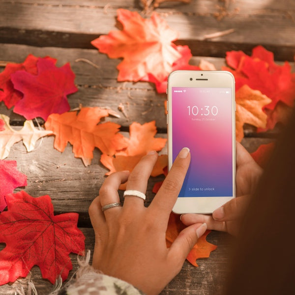 Free Smartphone Mockup With Autumn Concept Psd