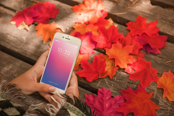 Free Smartphone Mockup With Autumn Concept Psd