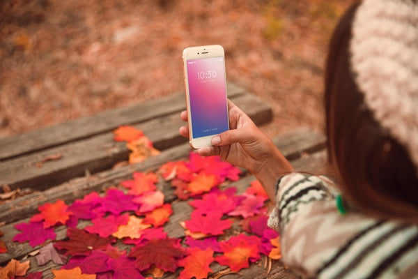 Free Smartphone Mockup With Autumn Concept Psd