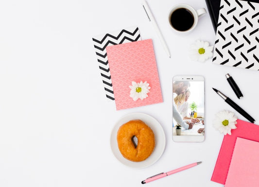 Free Smartphone Mockup With Breakfast In Office Psd
