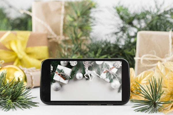 Free Smartphone Mockup With Christmas Concept Psd