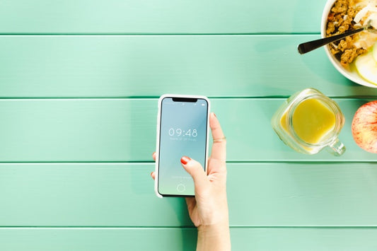 Free Smartphone Mockup With Healthy Food Psd