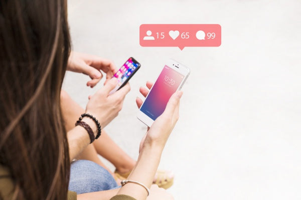 Free Smartphone Mockup With Social Network Concept Psd