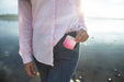 Free Smartphone Mockup With Woman At The Beach Psd