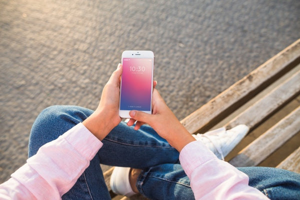 Free Smartphone Mockup With Woman At The Beach Psd