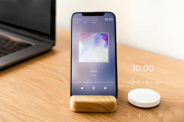 Free Smartphone Screen Mockup With Smart Speaker Psd