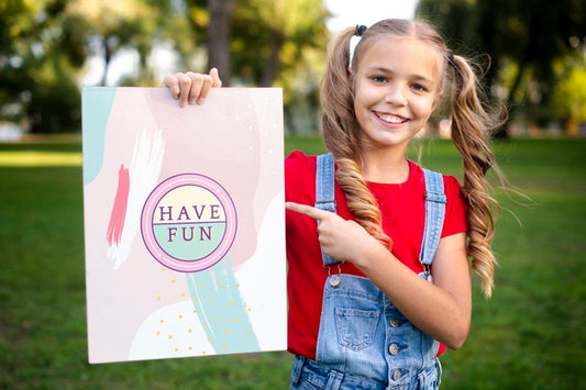 Free Smiley Girl With Message On Paper Pointing At It Psd