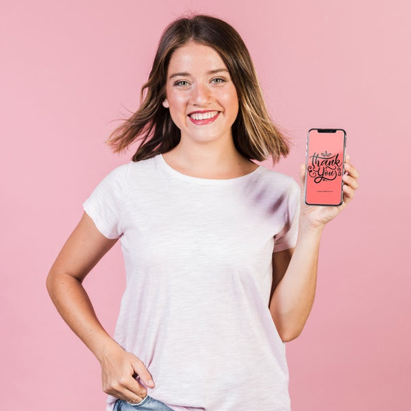 Free Smiling Young Woman Holding A Cellphone Mock-Up Psd