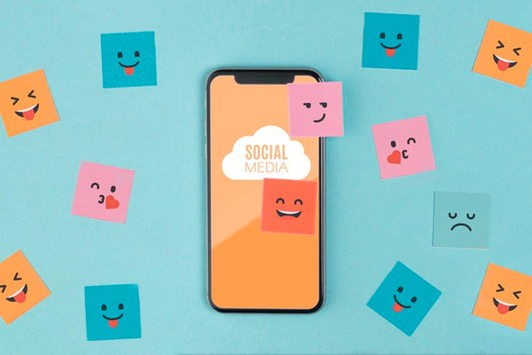 Free Social Media Concept With Smartphone And Sticky Notes Psd