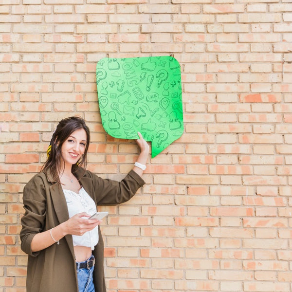 Free Speech Bubble Mockup With Smiling Woman Psd