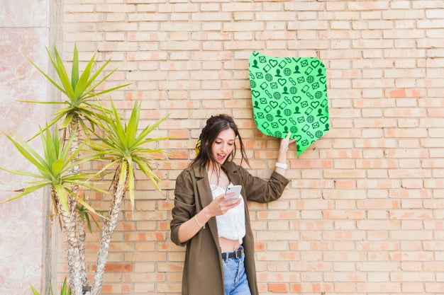 Free Speech Bubble Mockup With Smiling Woman Psd