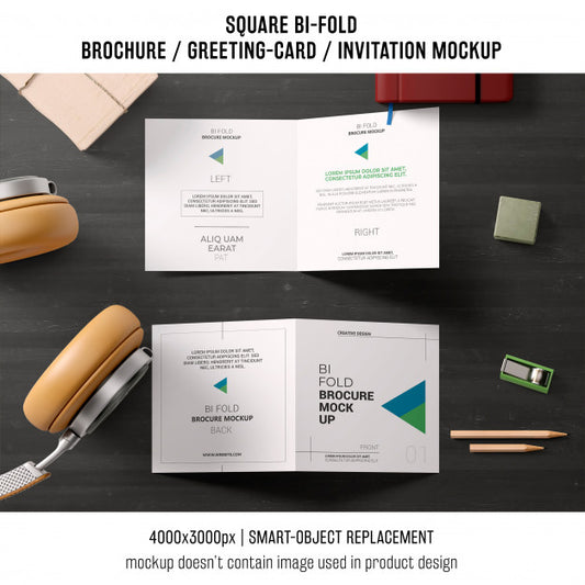 Free Square Bi-Fold Brochure Or Greeting Card Mockup On Table Psd
