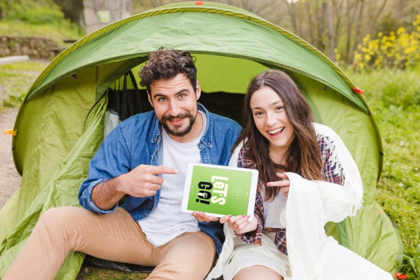 Free Summer Camp Mockup With Couple Pointing At Tablet Psd