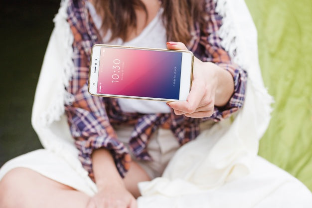 Free Summer Camp Mockup With Woman Pointing At Smartphone Psd