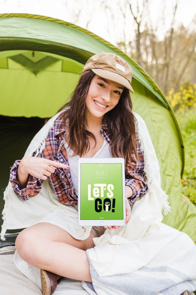 Free Summer Camp Mockup With Woman Pointing At Tablet Psd