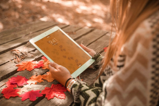 Free Tablet Mockup With Autumn Concept Psd