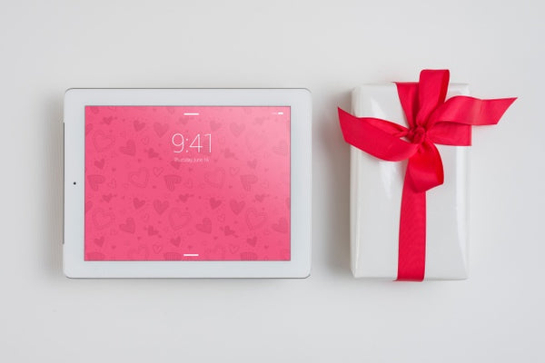 Free Tablet Mockup With Valentines Day Elements Psd