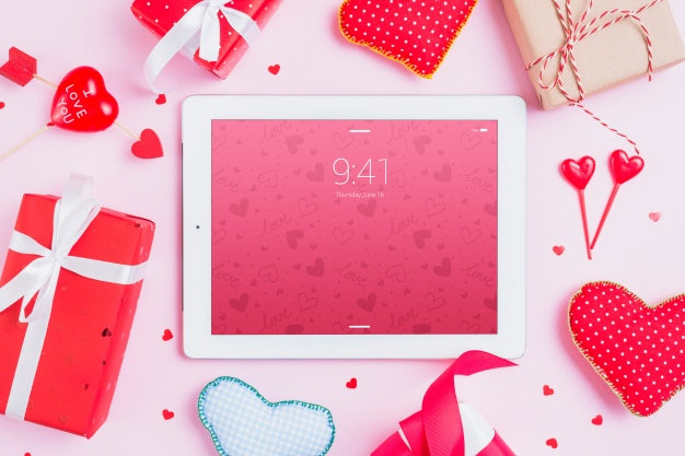 Free Tablet Mockup With Valentines Day Elements Psd