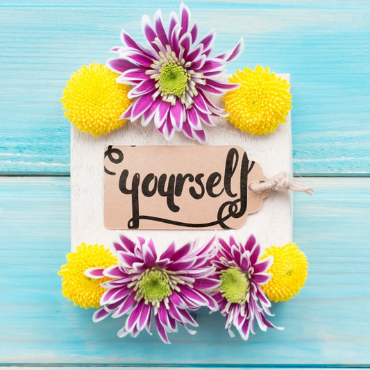 Free Tag Mockup With Floral Decoration Psd