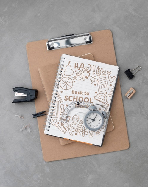 Free Top View Of Clip Pad With School Supplies Psd