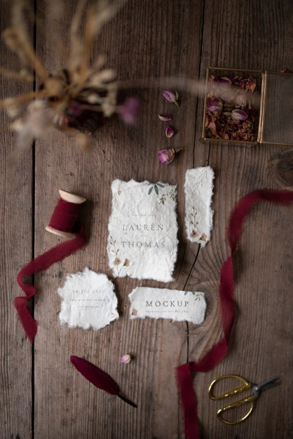 Free Top View Of Mock-Up Rustic Paper Wedding Invitation With Leaves And Flowers Psd