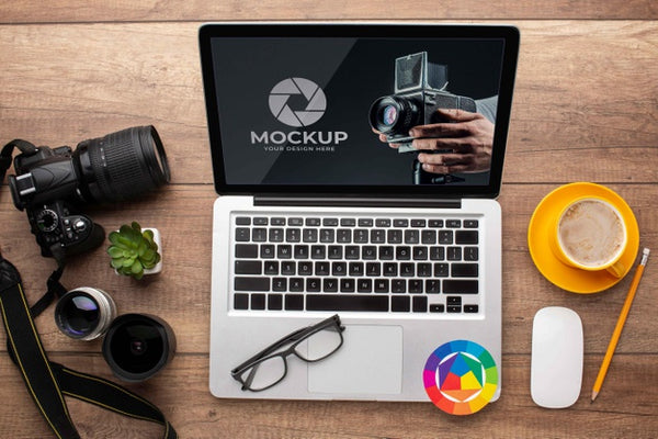 Free Top View Of Photographer Wooden Workspace With Laptop Psd