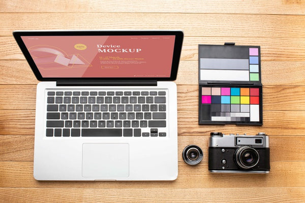 Free Top View Of Photographer Wooden Workspace With Laptop Psd