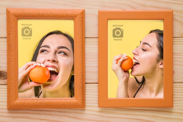 Free Top View Of Two Frames On Wooden Background Psd