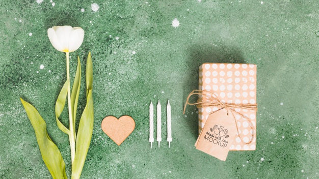 Free Top View Present With Tag And Flower Psd