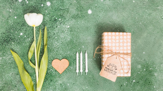 Free Top View Present With Tag And Flower Psd