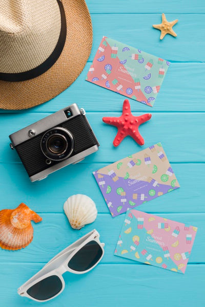 Free Top View Travel Camera With Hat And Sunglasses Psd